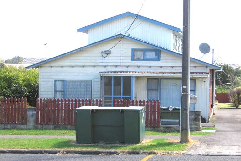 Photo of property in 2/81 Hutchinson Avenue, New Lynn, Auckland, 0600