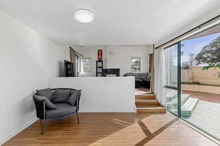 Photo of property in 1/208 East Coast Road, Forrest Hill, Auckland, 0620