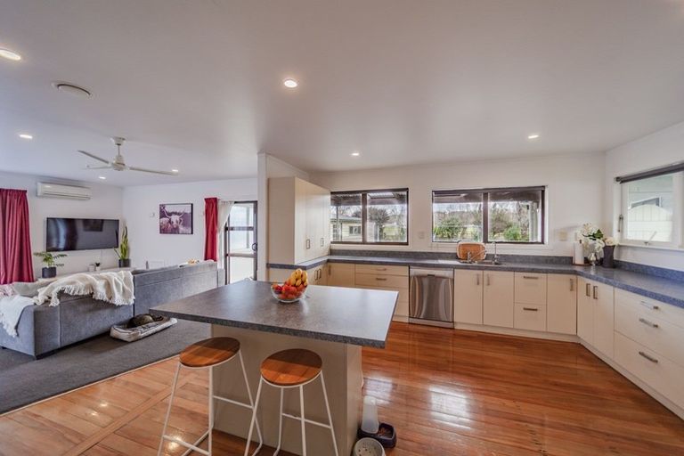 Photo of property in 37 Francis Drake Street, Waipukurau, 4200