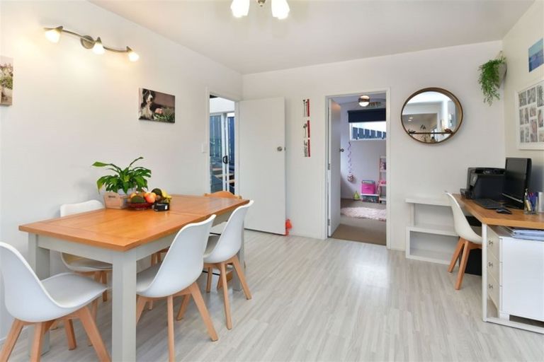 Photo of property in 43 Pohutukawa Avenue, Red Beach, 0932