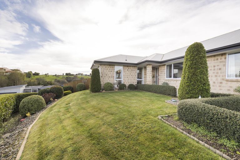 Photo of property in 28 Galea Grove, Kelvin Grove, Palmerston North, 4414