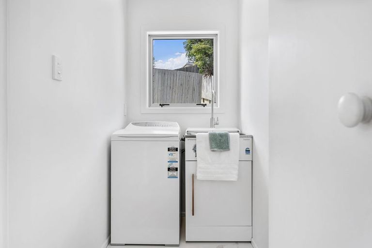 Photo of property in 3 Micawber Place, Mellons Bay, Auckland, 2014
