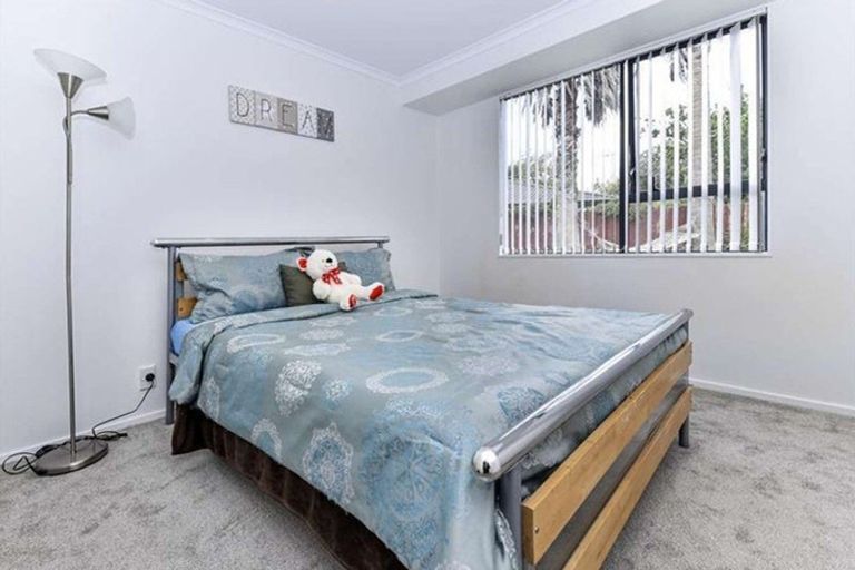 Photo of property in 2 Brentford Place, Manurewa, Auckland, 2102