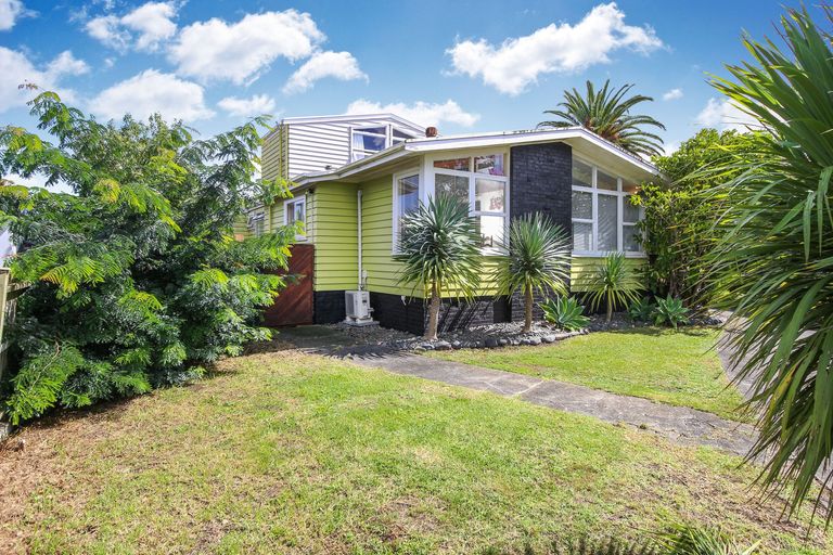 Photo of property in 3 Crompton Road, Massey, Auckland, 0614
