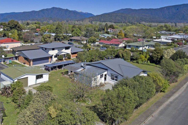 Photo of property in 176 Commercial Street, Takaka, 7110