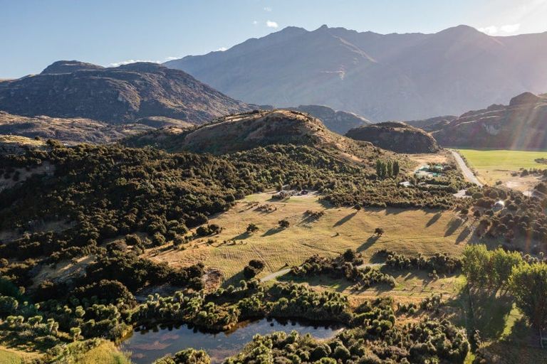 Photo of property in 16 Emerald Bluffs Lane, Glendhu Bay, Wanaka, 9382