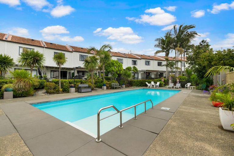 Photo of property in 3/21 Armoy Drive, East Tamaki, Auckland, 2016
