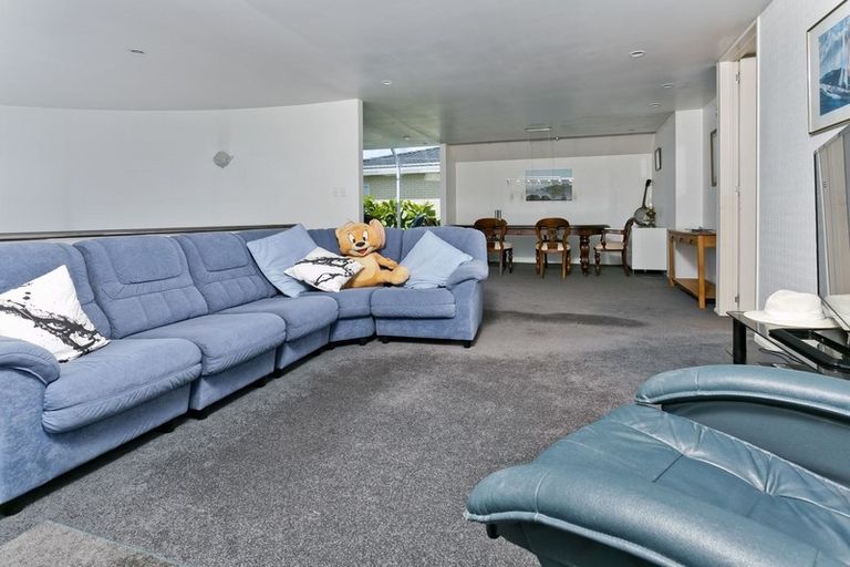 Photo of property in 2/51 Rangitoto Terrace, Milford, Auckland, 0620
