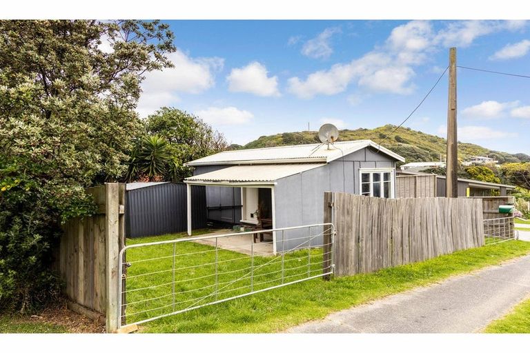 Photo of property in 50 Sea View Road, Baylys Beach, Dargaville, 0377