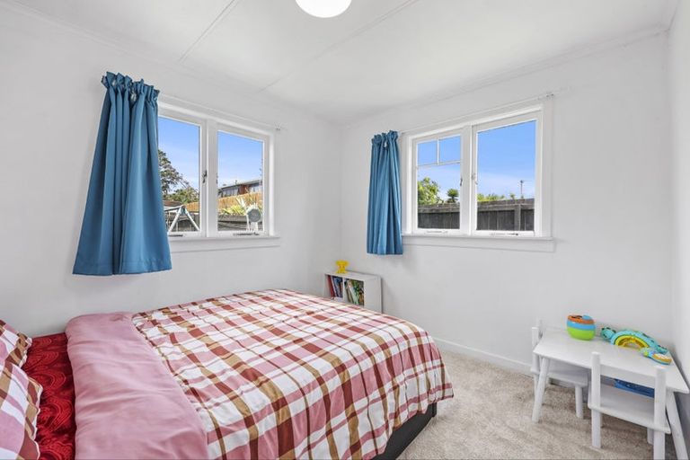Photo of property in 2/176 Henderson Valley Road, Henderson, Auckland, 0612