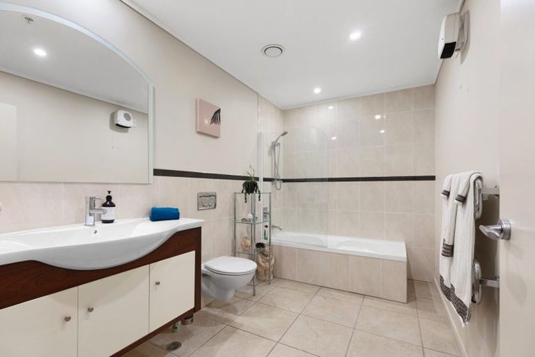 Photo of property in 72 Devonport Road, Tauranga, 3110