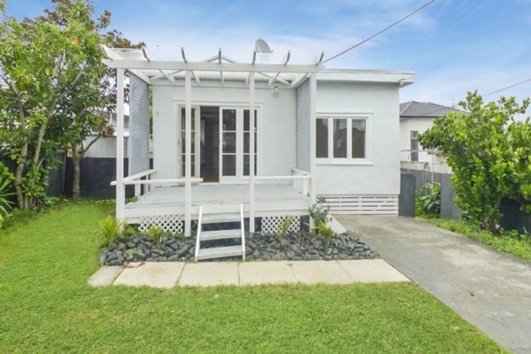 Photo of property in 127 View Road, Sunnyvale, Auckland, 0612