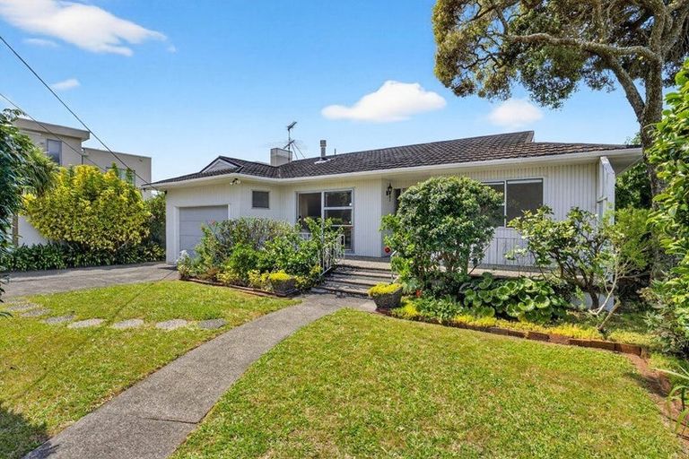 Photo of property in 15 Frieston Road, Milford, Auckland, 0620