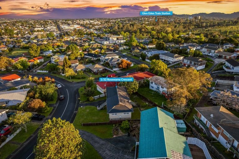 Photo of property in 1/32 Rosewarne Crescent, Glendene, Auckland, 0602