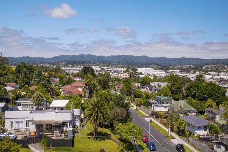 Photo of property in 18 Newington Road, Henderson, Auckland, 0612