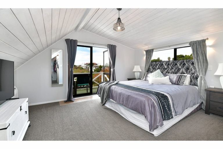 Photo of property in 11 Moffat Road, Red Beach, 0932