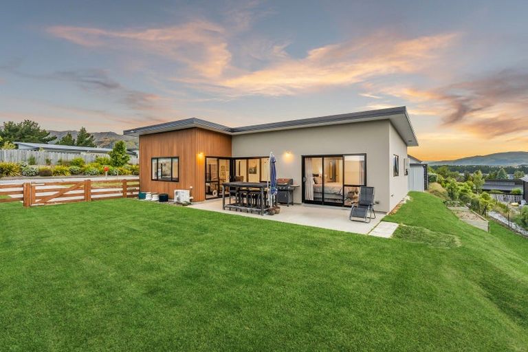 Photo of property in 5 Sarges Way, Lake Hawea, Wanaka, 9382