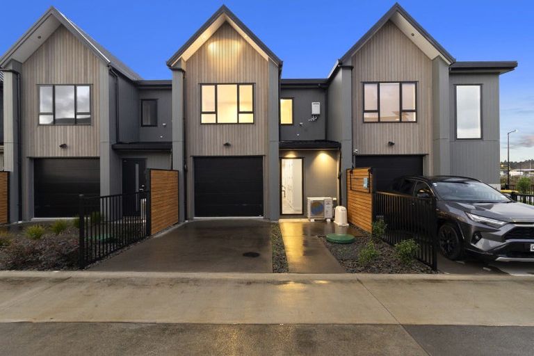 Photo of property in 128 Vintry Drive, Kumeu, 0810