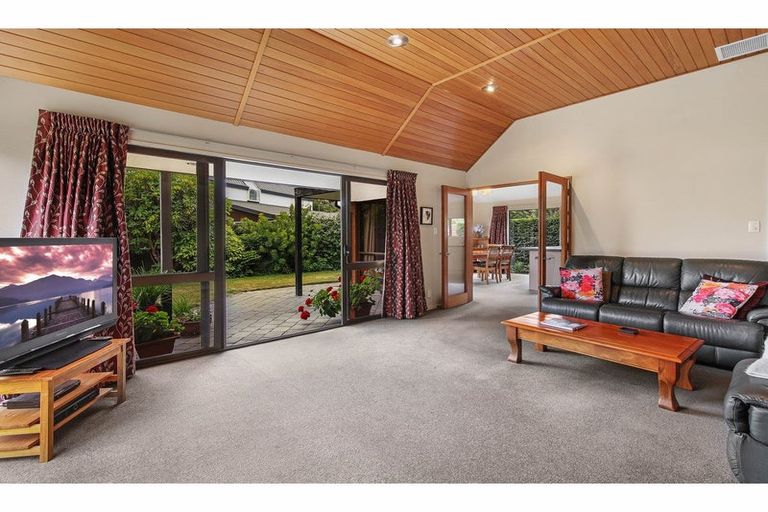 Photo of property in 35 Glenburn Place, Avonhead, Christchurch, 8042