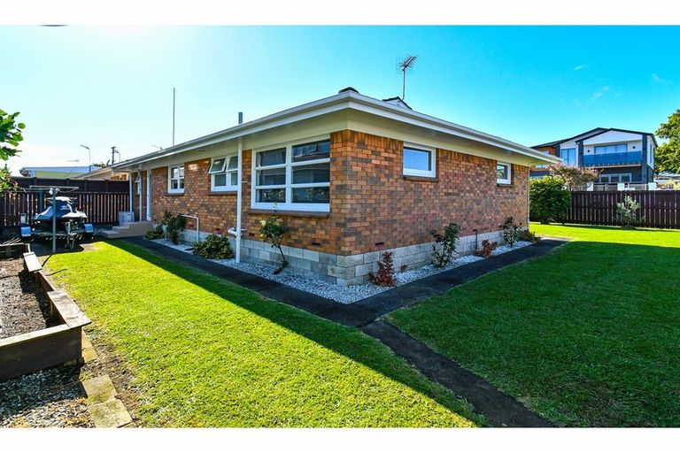 Photo of property in 2 Chestnut Road, Papatoetoe, Auckland, 2025