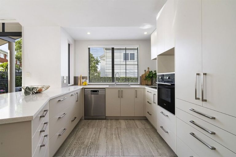 Photo of property in 4 Argyle Terrace, Milford, Auckland, 0620