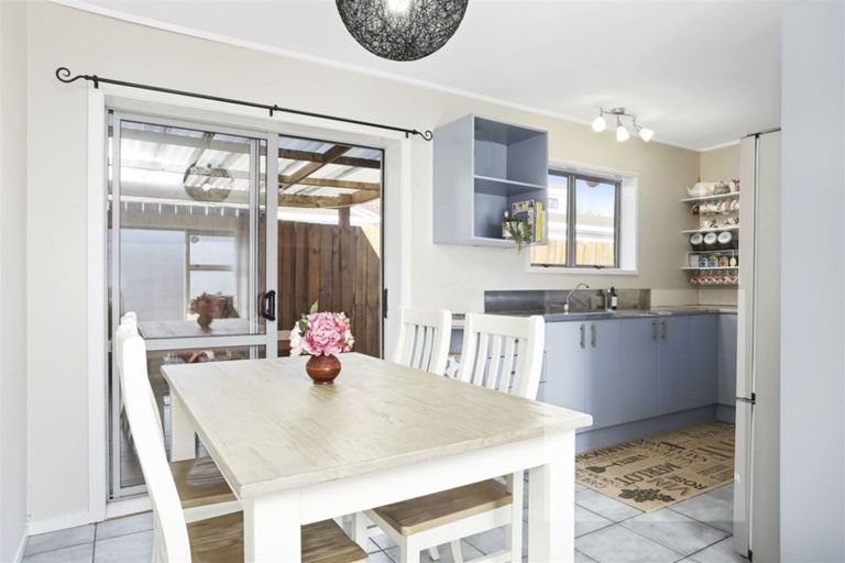 Photo of property in 2/17 Islington Avenue, New Lynn, Auckland, 0600