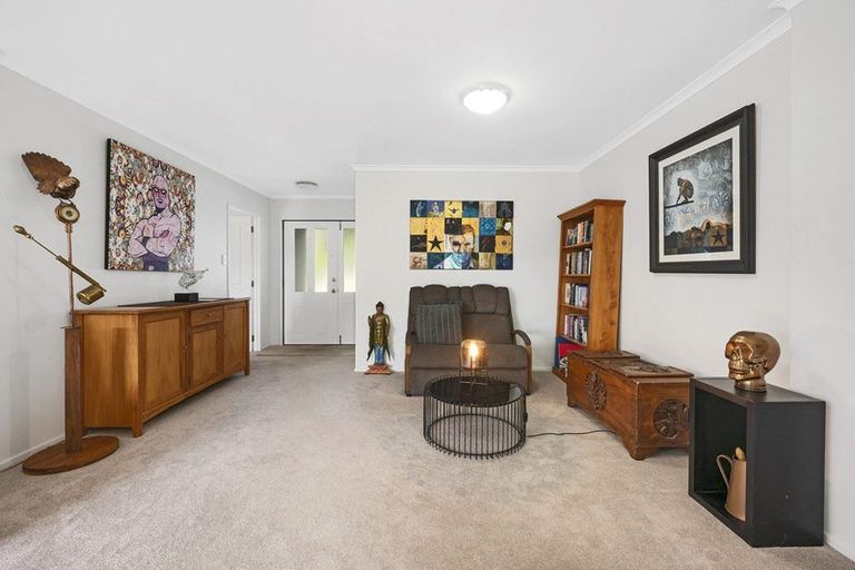 Photo of property in 5 Springwater Vale, Unsworth Heights, Auckland, 0632