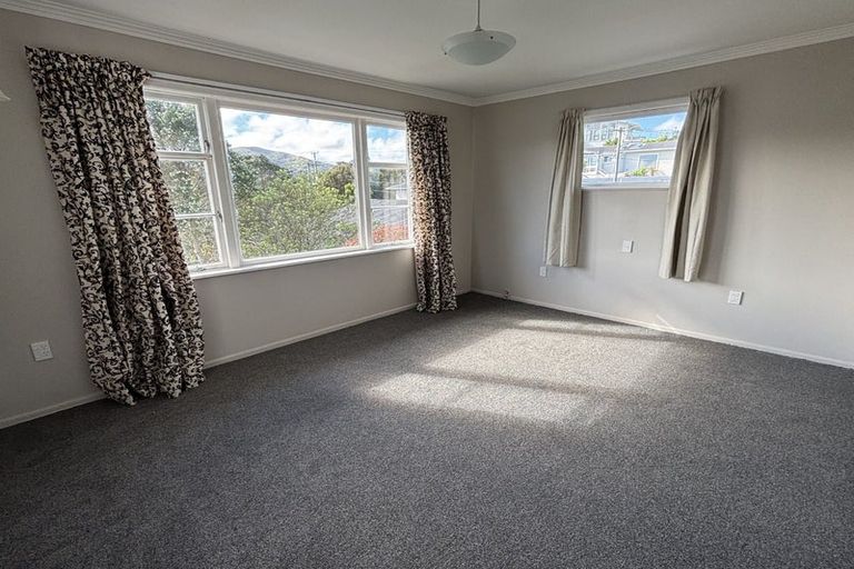 Photo of property in 35 Pokohiwi Road, Normandale, Lower Hutt, 5010