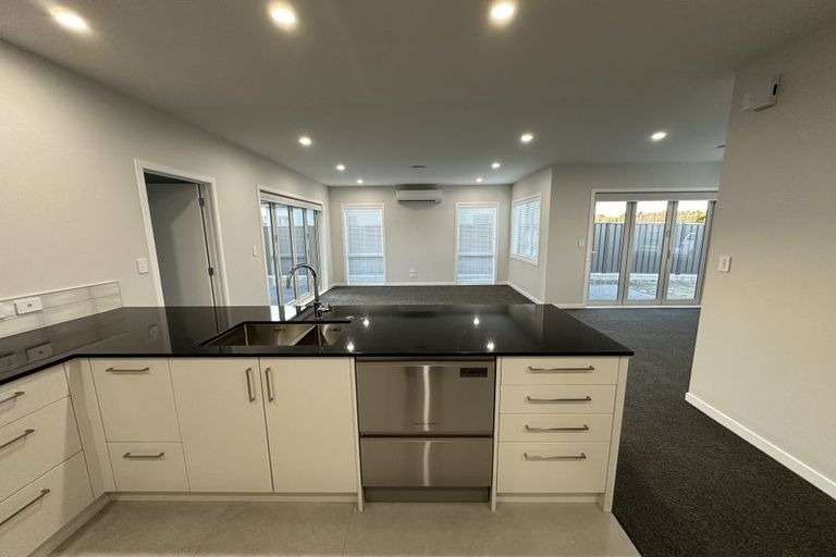 Photo of property in 15 George Yee Place, Taradale, 4112