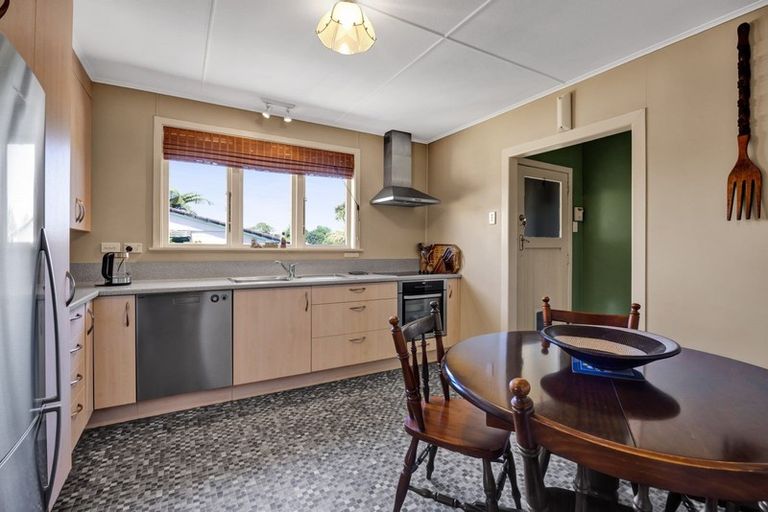 Photo of property in 77 Omata Road, Marfell, New Plymouth, 4310