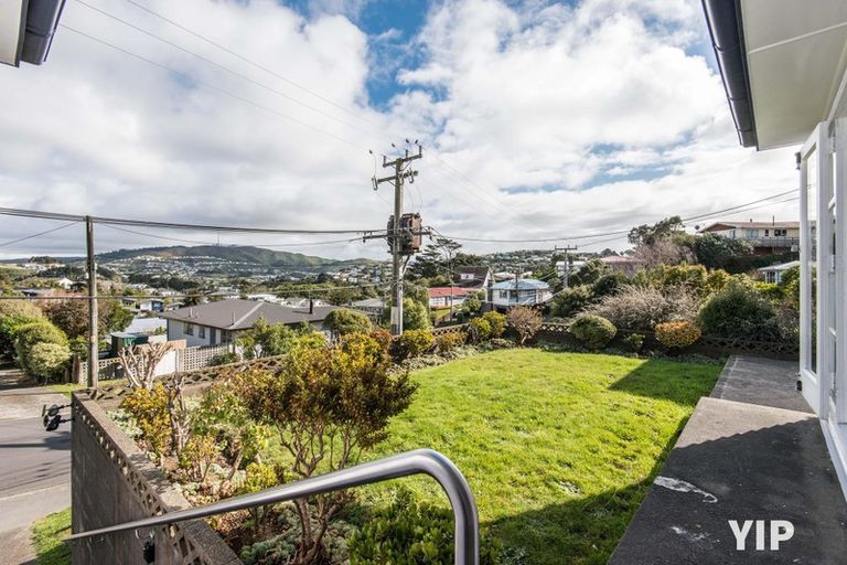 Photo of property in 23 Omega Street, Newlands, Wellington, 6037