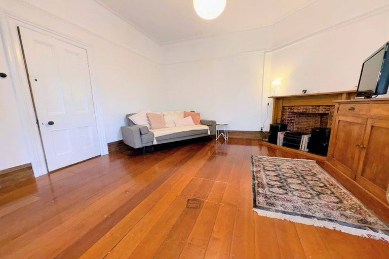 Photo of property in 72 Kelburn Parade, Kelburn, Wellington, 6012