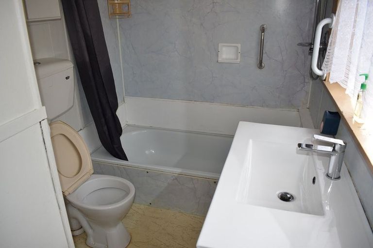Photo of property in 1/20 Northcote Road, Takapuna, Auckland, 0622