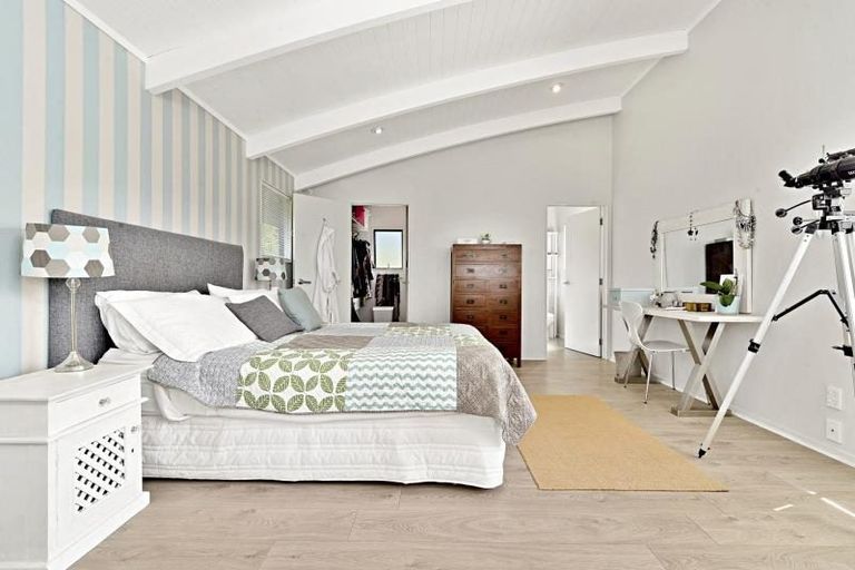 Photo of property in 15b Melandra Road, Stanmore Bay, Whangaparaoa, 0932