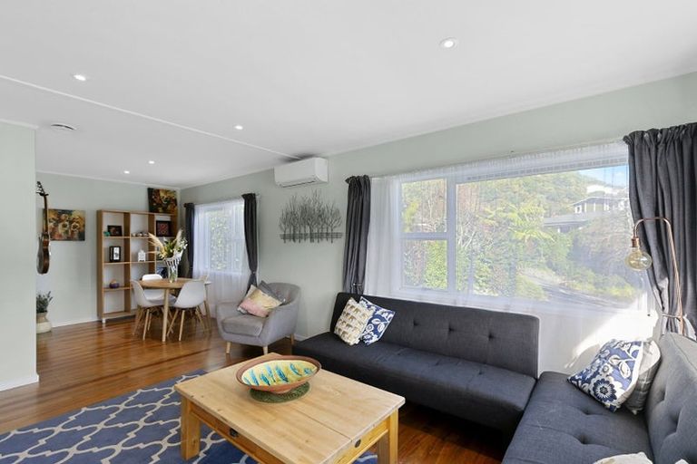 Photo of property in 17 Woodhouse Avenue, Karori, Wellington, 6012