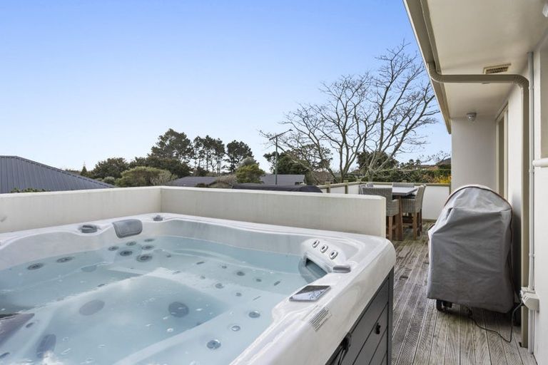 Photo of property in 1 Orlando Close, Frankleigh Park, New Plymouth, 4310