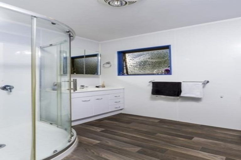 Photo of property in 27a Topliss Drive, Northcross, Auckland, 0632