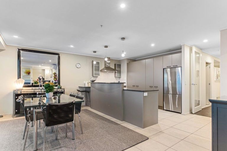 Photo of property in 72 Devonport Road, Tauranga, 3110