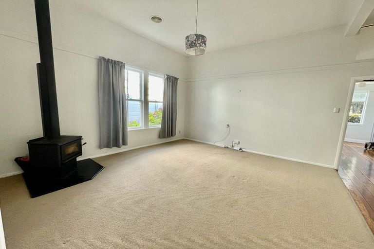 Photo of property in 16 Woburn Road, Northland, Wellington, 6012