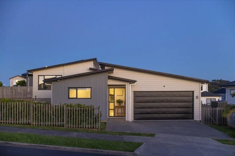 Photo of property in 5 Byron Drury Way, Riverhead, 0820