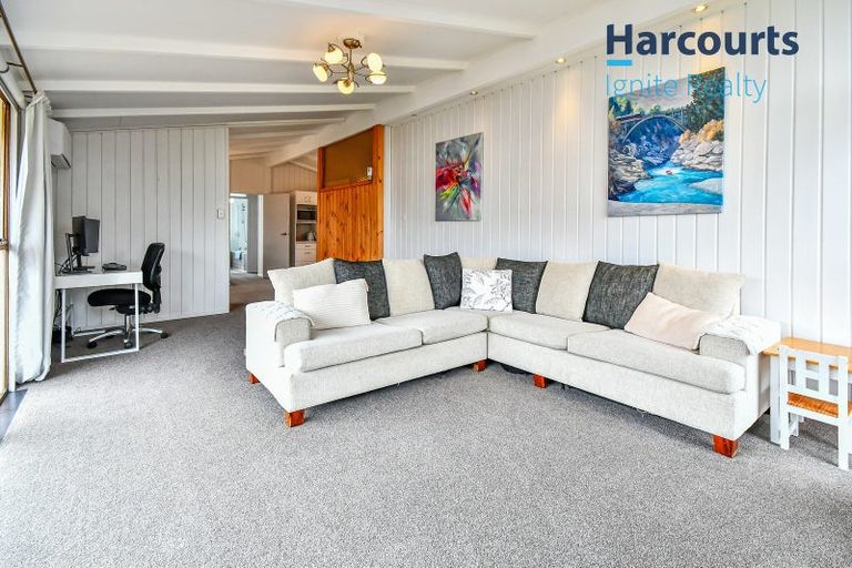 Photo of property in 8 Booker Place, Weymouth, Auckland, 2103