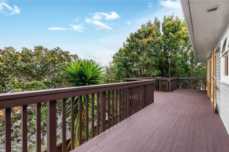 Photo of property in 1/34 Sunset Road, Unsworth Heights, Auckland, 0632