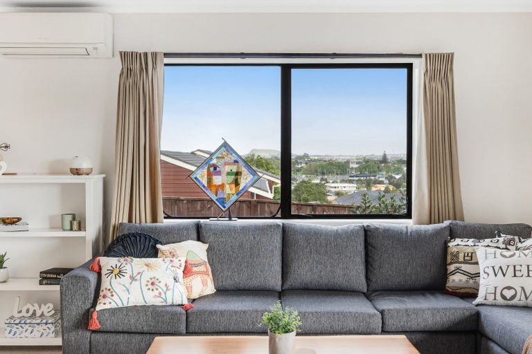 Photo of property in 2/42 Cromdale Avenue, Highland Park, Auckland, 2010