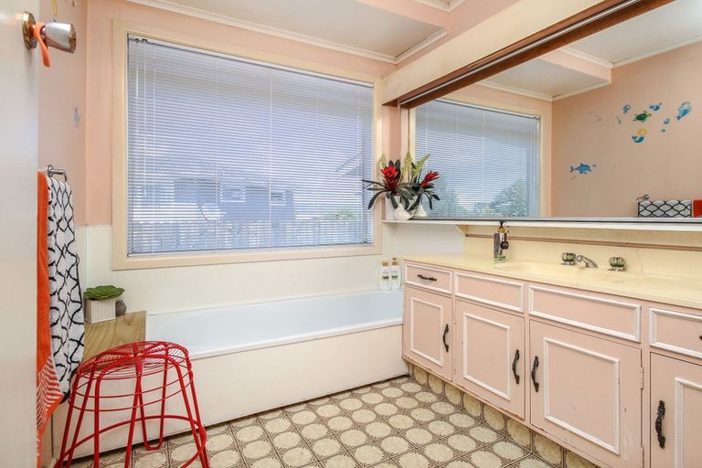 Photo of property in 3 Crompton Road, Massey, Auckland, 0614