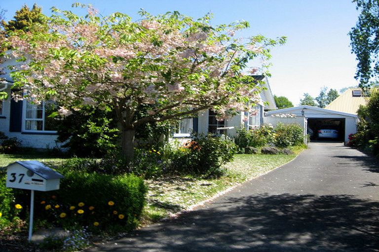 Photo of property in 2/47 Barnes Road, Redwood, Christchurch, 8051