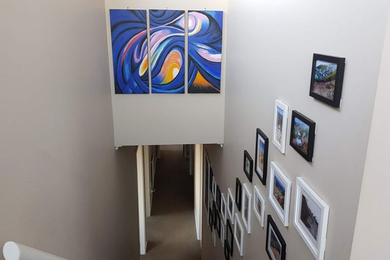 Photo of property in 6b Sunhaven Drive, Newlands, Wellington, 6037