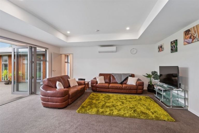Photo of property in 27 Davaar Crescent, Broomfield, Christchurch, 8042