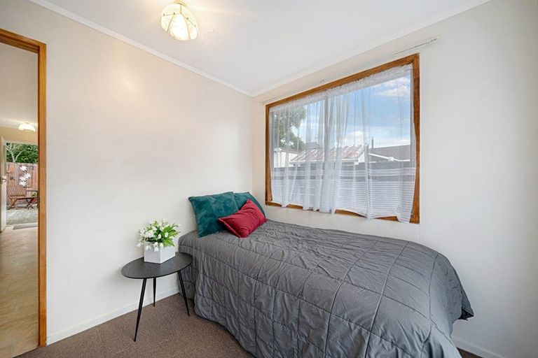 Photo of property in 1a/3 Divich Avenue, Te Atatu South, Auckland, 0610