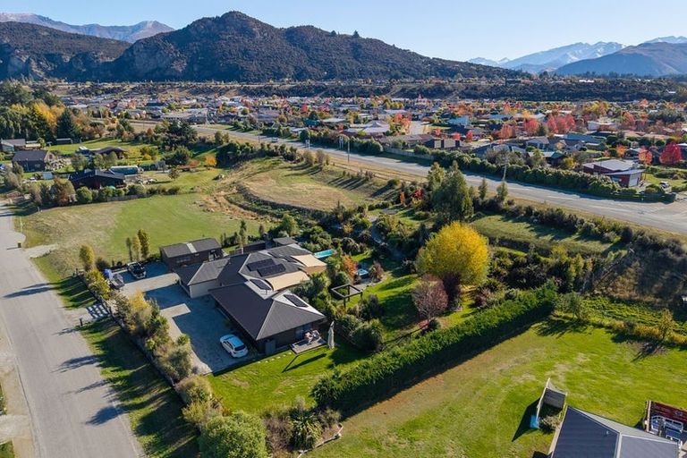 Photo of property in 10 Jack Young Place, Albert Town, Wanaka, 9305