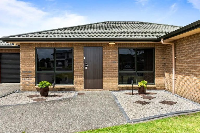Photo of property in 8 Samara Place, Clendon Park, Auckland, 2103